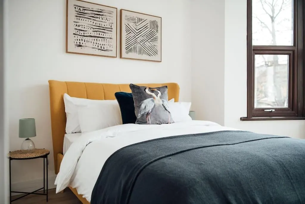 Unique 2 Bedroom Flat In Ilford, London