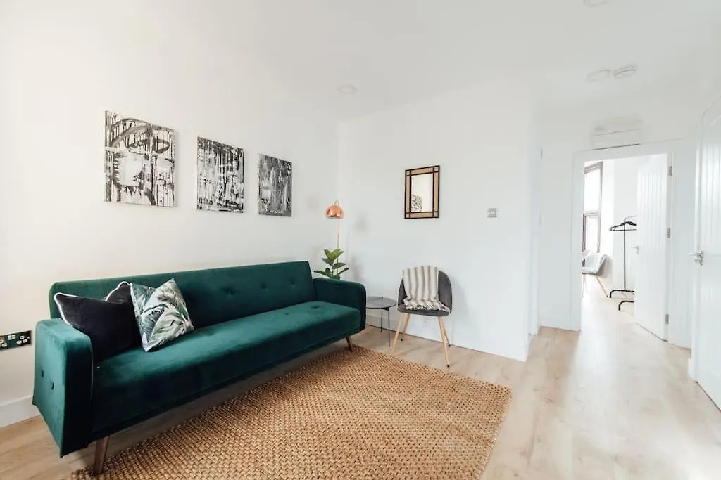 Unique 2 Bedroom Flat In Ilford, London